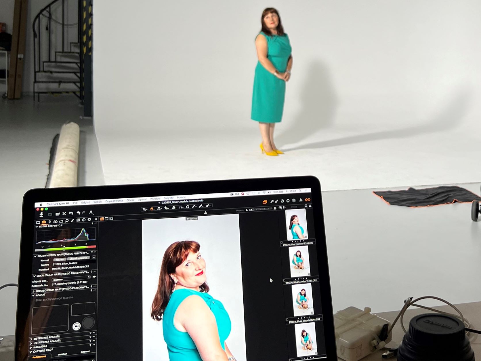 Agencja Silver Models sesja zdjęciowa z modelką 50+ ubraną w niebieską sukienkę