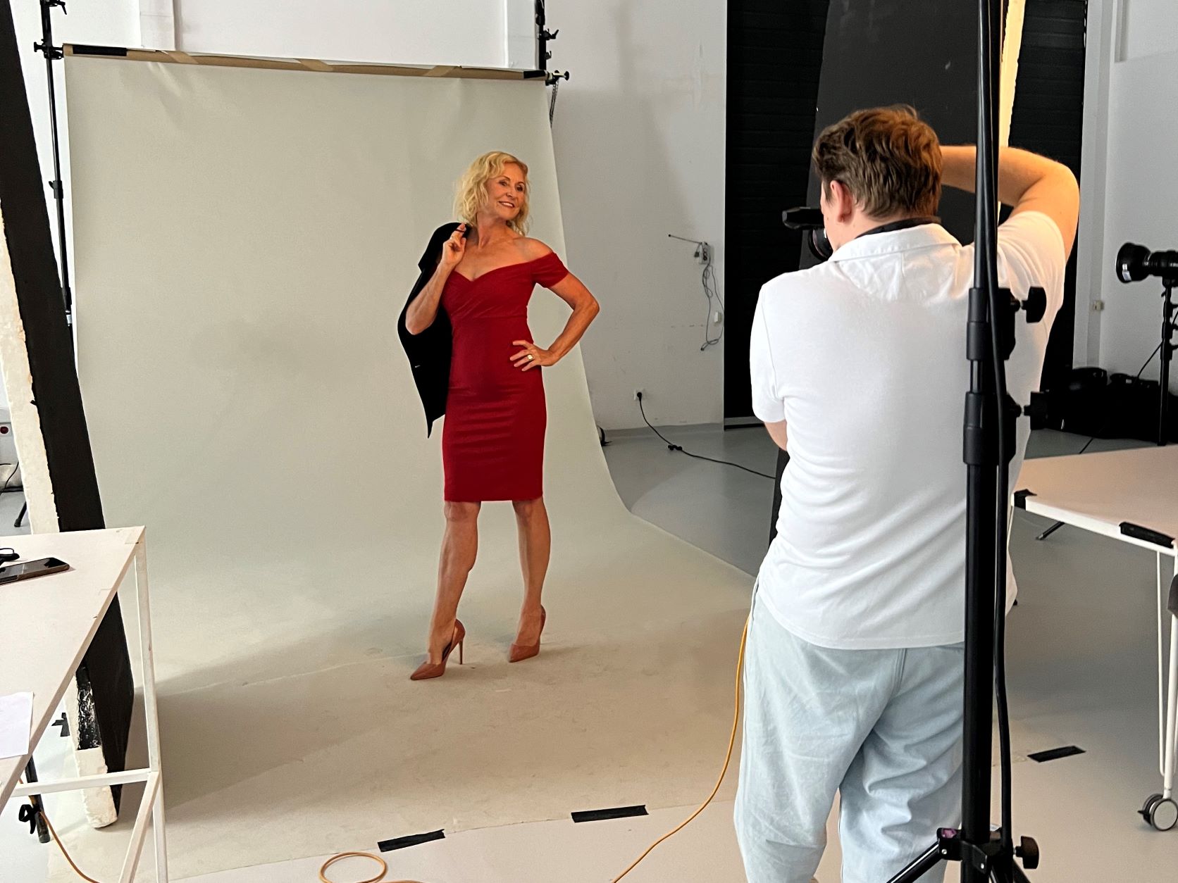 Agencja Silver Models sesja zdjęciowa z modelką 50+ ubraną w czerwoną sukienkę