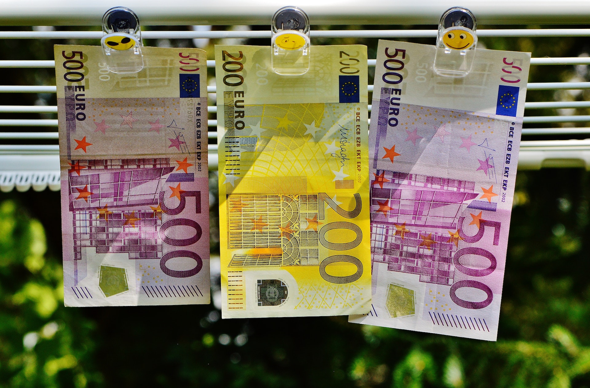Banknoty euro symbolizujące transparentność wynagrodzeń